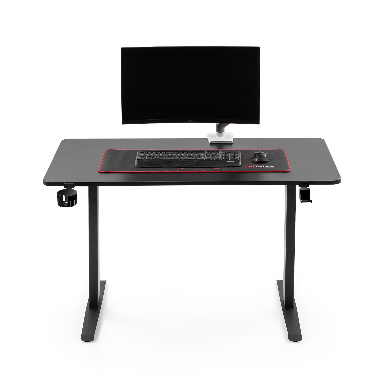 Beyaz arka plan üzerinde monitör, klavye ve mousepad bulunan siyah bir masa.
