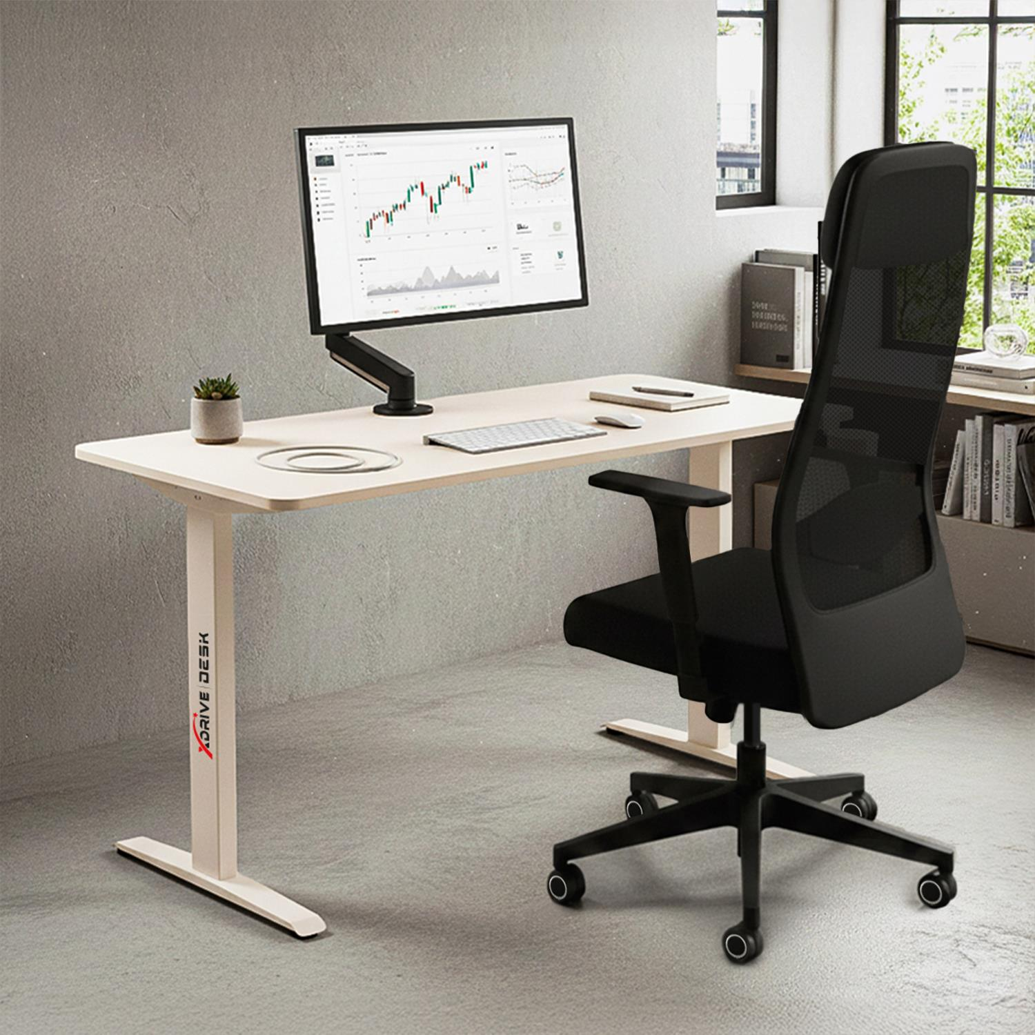 Finansal grafikler gösteren bir monitör ve siyah bir ofis koltuğu bulunan beyaz bir masa.