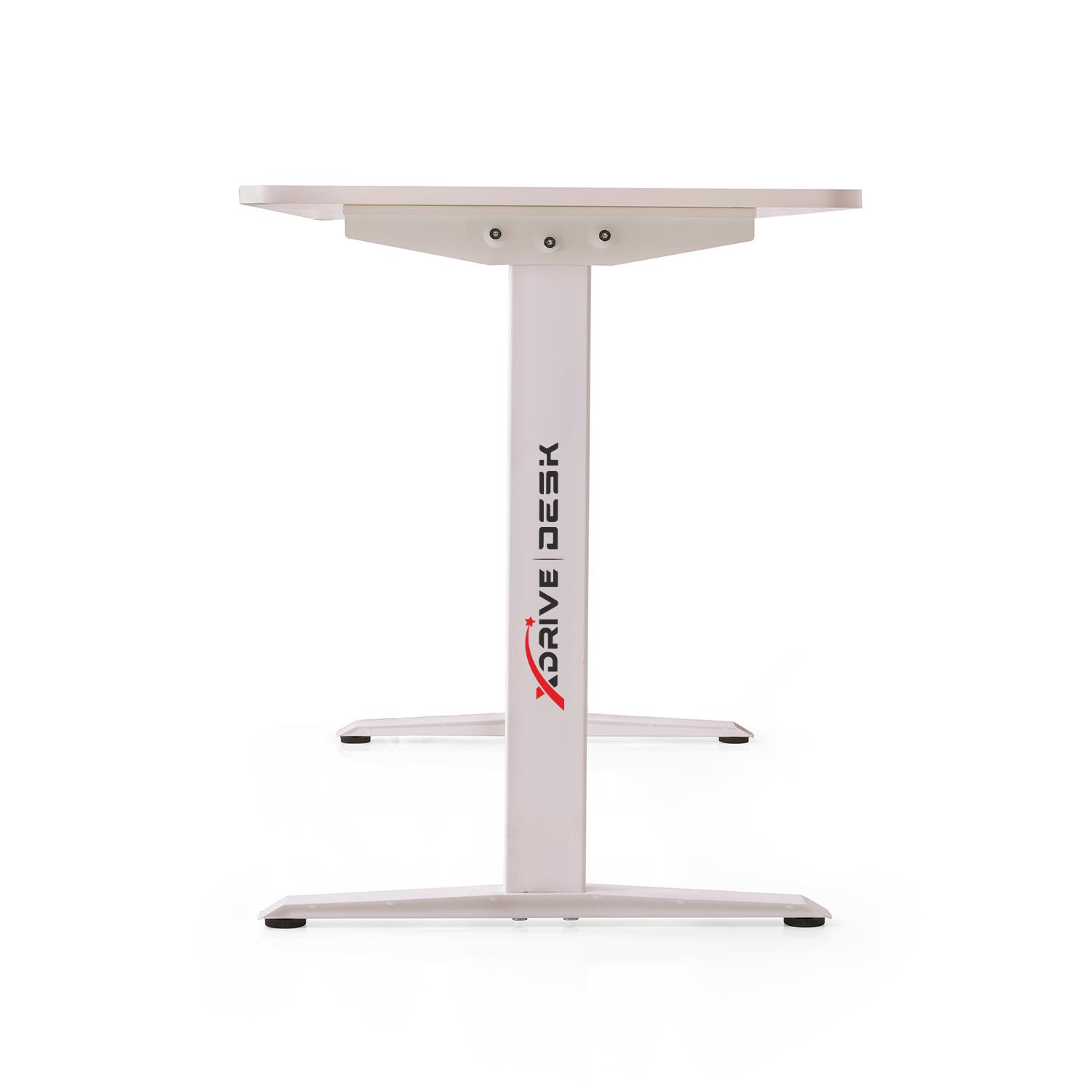 Tek ayaklı beyaz masa, üzerinde "XDRIVE DESK" yazısı bulunur.