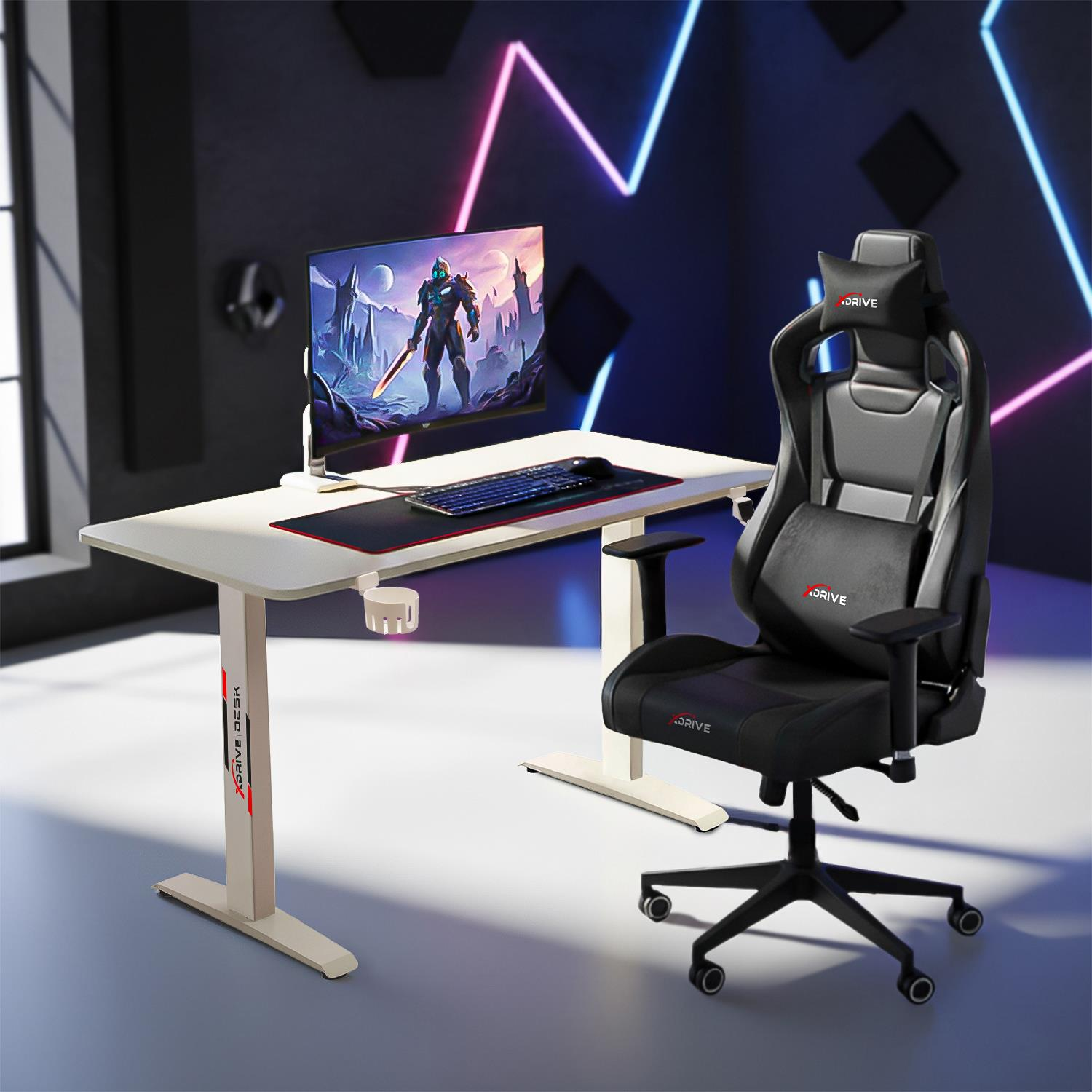 Neon ışıklı bir duvar önünde monitör, klavye, fare ve sandalyeli oyun masası.