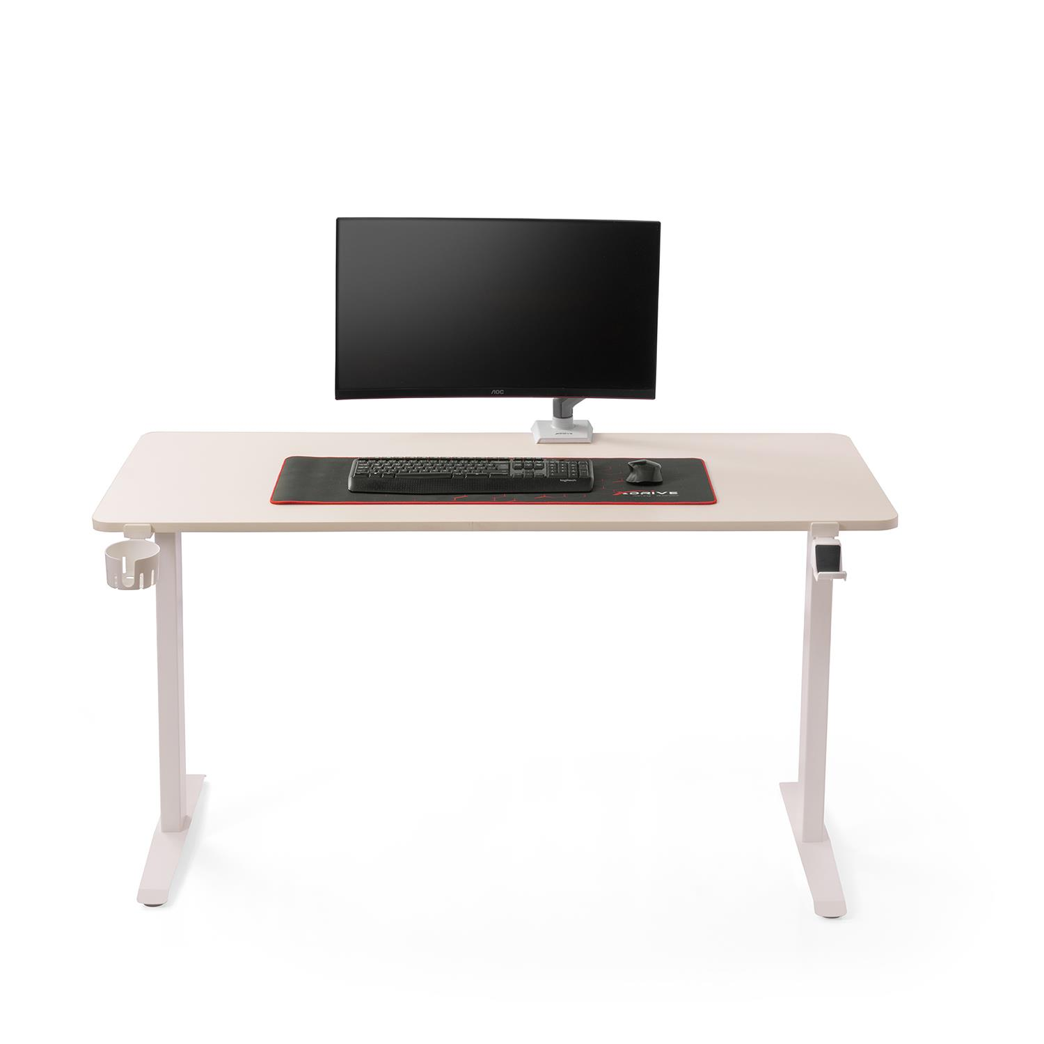 Monitörlü, klavyeli, fareli ve mousepadli açık renkli masa.