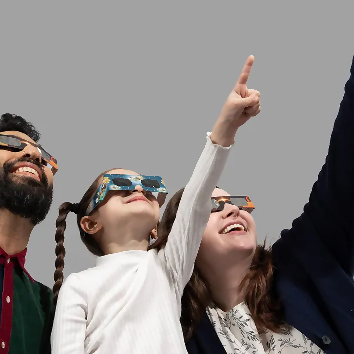 Familia con gafas de eclipse mira hacia arriba, niño señala.