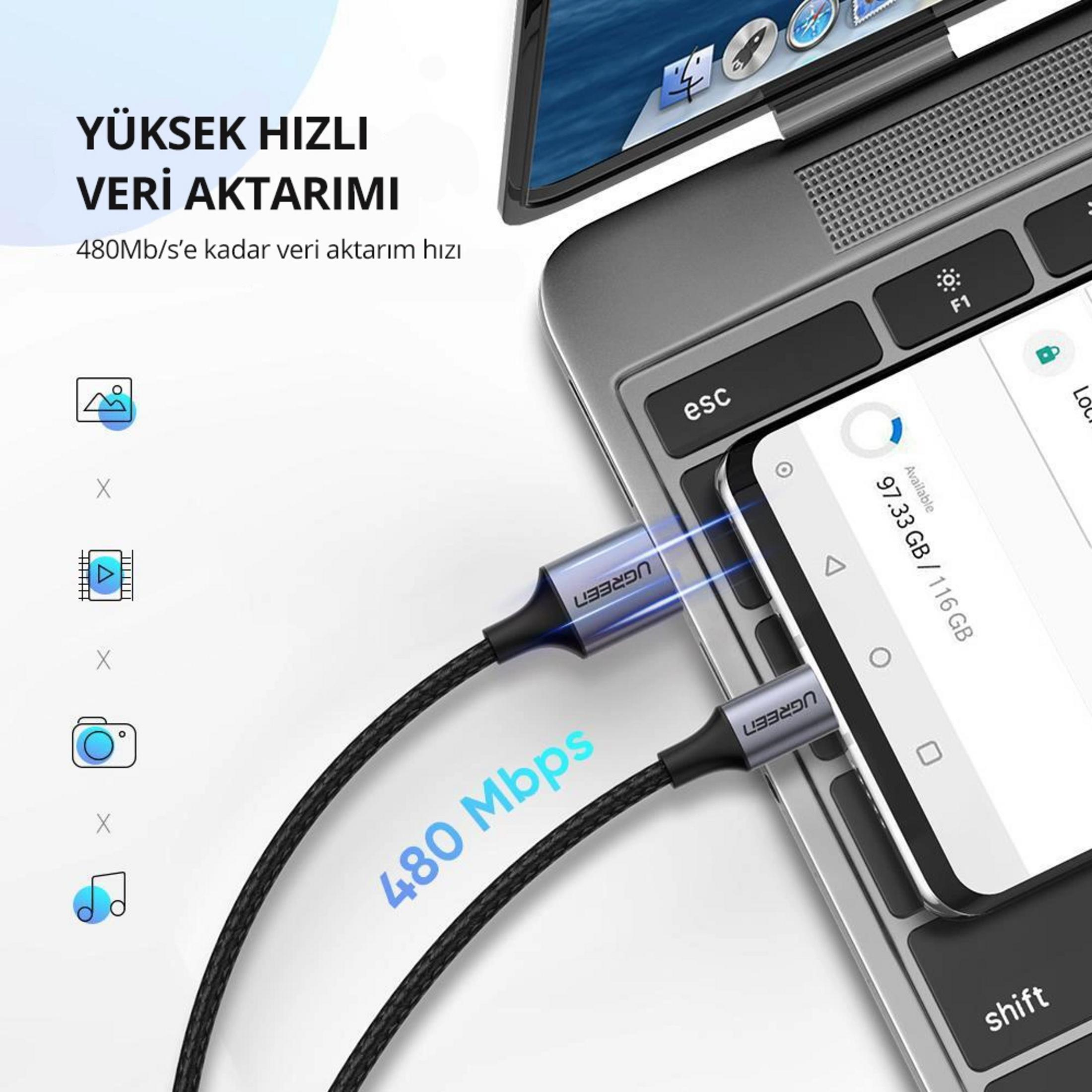 Un cavo USB-C collega uno smartphone a un laptop per un rapido trasferimento dati.