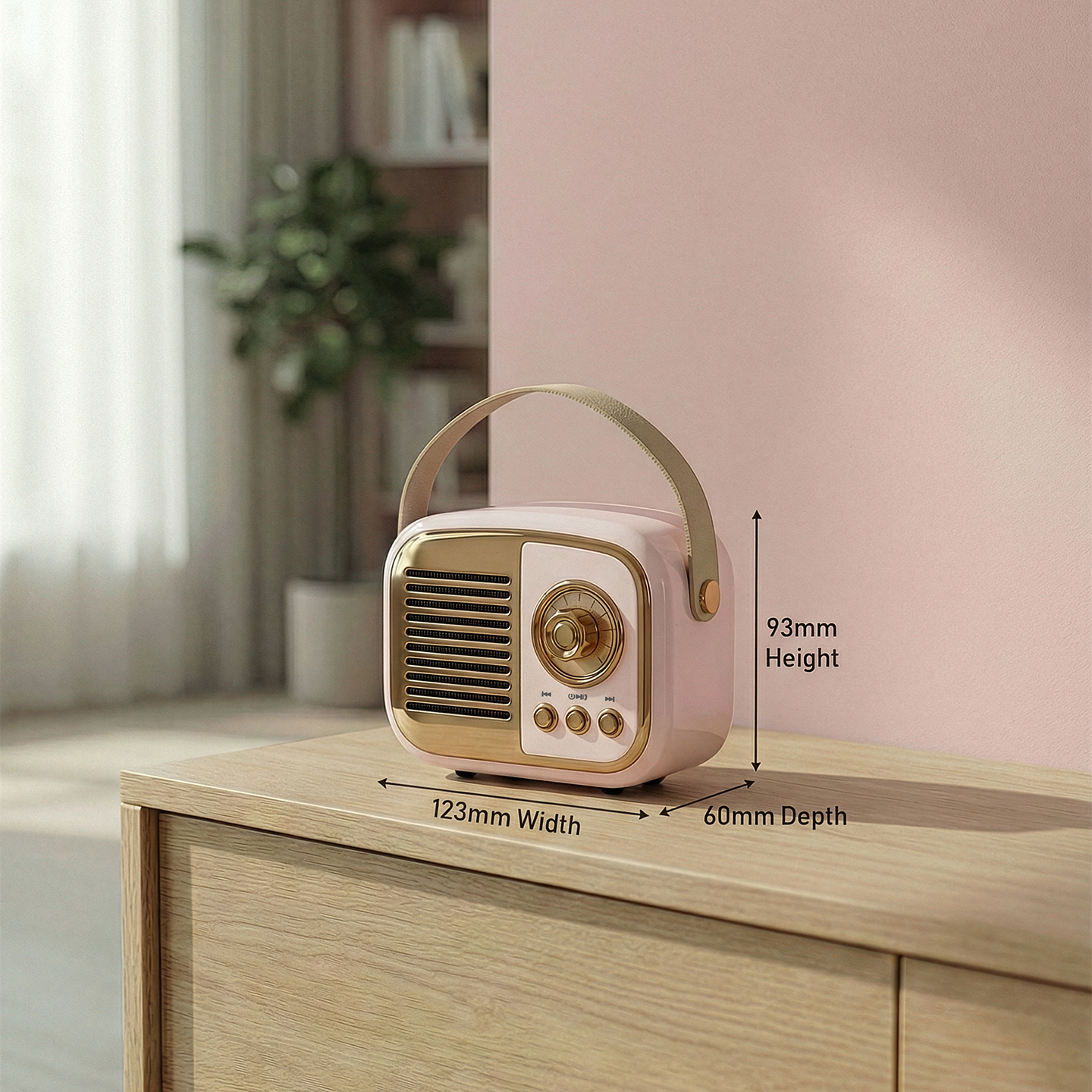 Ahşap bir dolap üzerinde altın önlü pembe retro hoparlör.