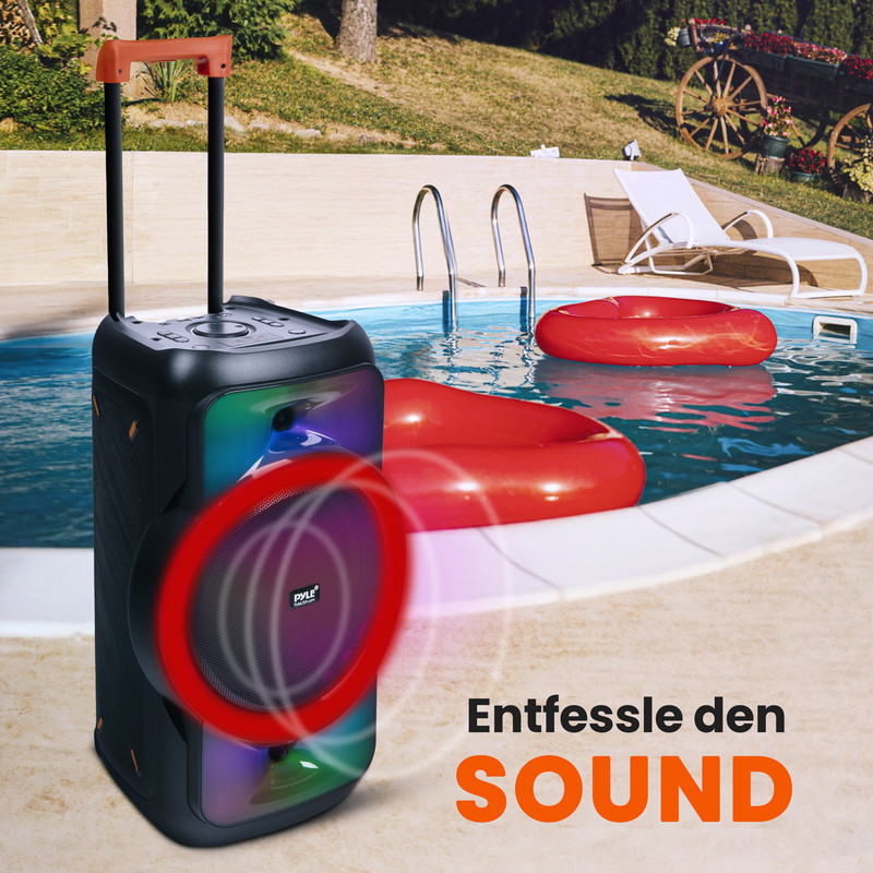 Lautsprecher am Pool mit aufblasbaren roten Ringen und Liegestuhl.