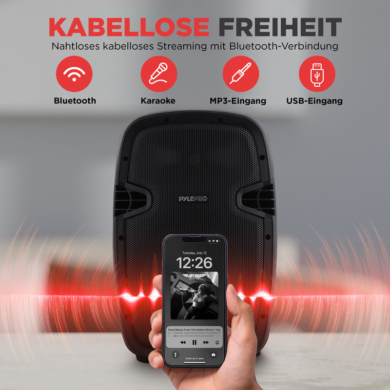 Schwarzer Lautsprecher mit Bluetooth, Karaoke, MP3 und USB-Eingängen. Ein Handy wird gehalten.