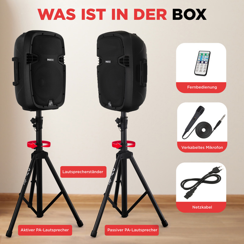 Zwei Lautsprecher auf Stativen mit Fernbedienung, Mikrofon und Kabel.