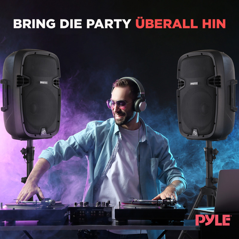 Ein DJ mit Kopfhörern und Sonnenbrille legt auf, zwei Lautsprecher im Hintergrund.