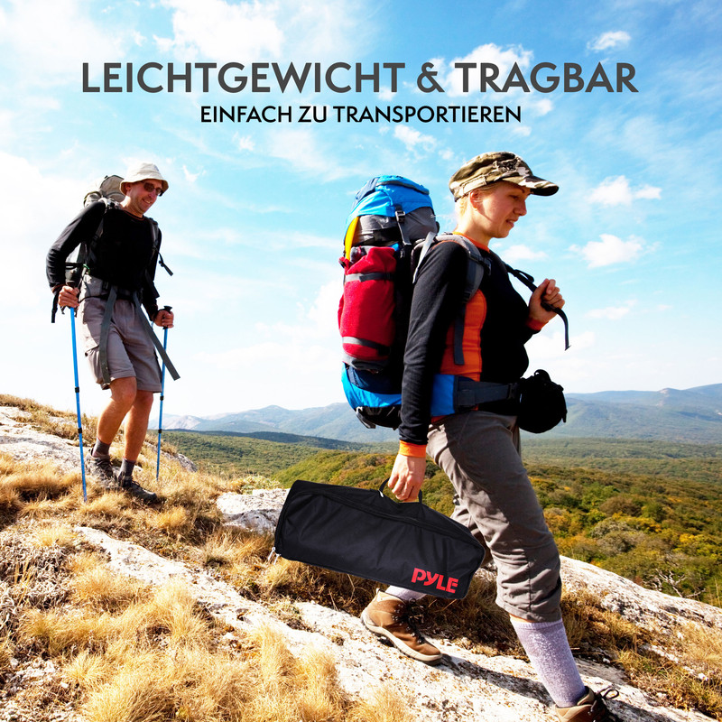 Zwei Wanderer mit Rucksäcken in bergiger Landschaft, einer trägt eine schwarze Tasche.