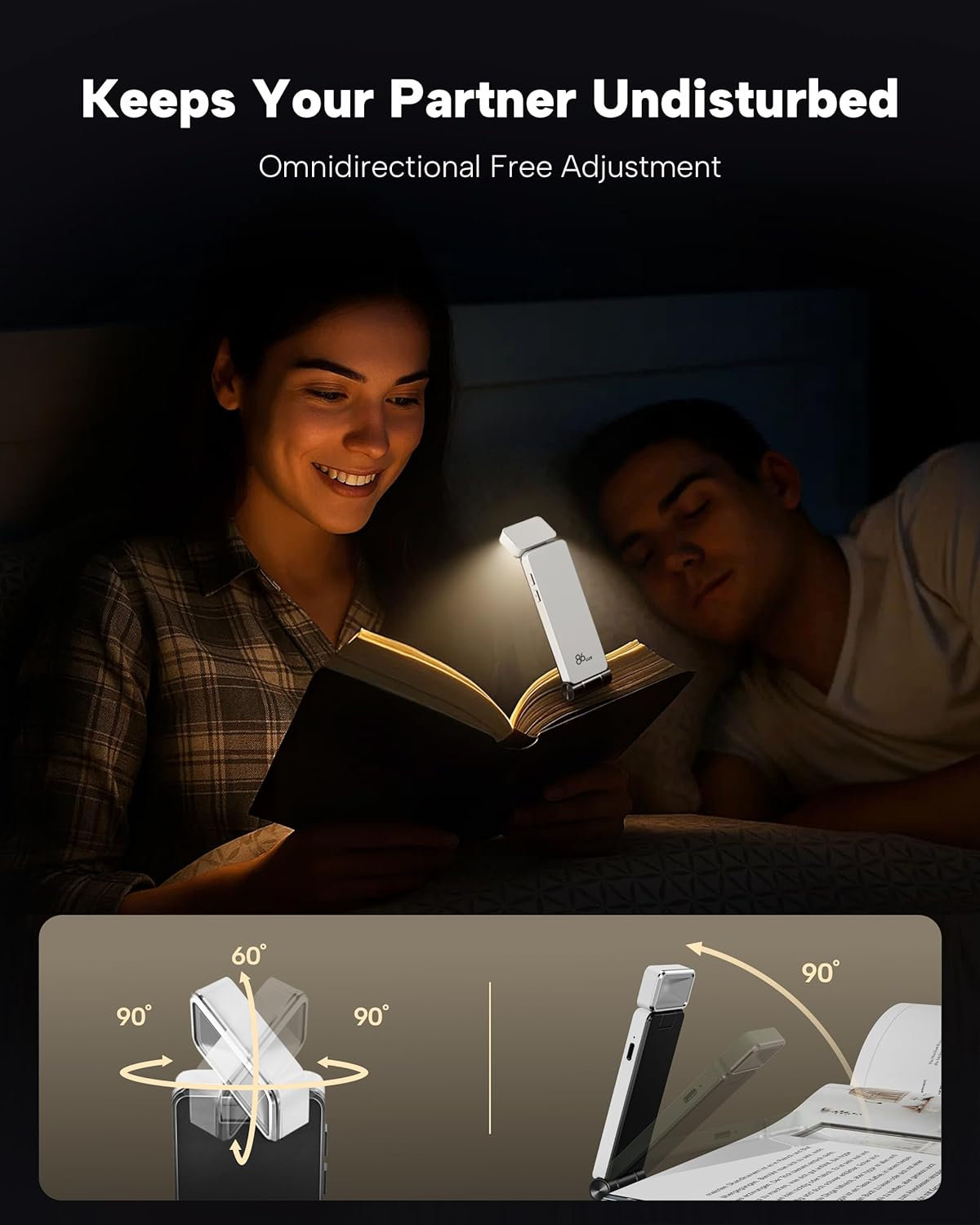 Frau liest Buch, Mann schläft. Kleines Licht beleuchtet Seite.