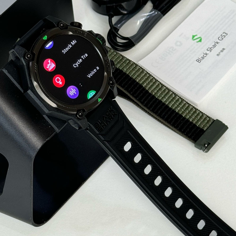 Una pantalla de reloj inteligente negro muestra aplicaciones. Una pulsera está al lado.