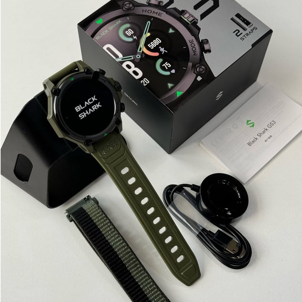 Reloj inteligente verde con cable de carga y caja. Se ven varias correas.