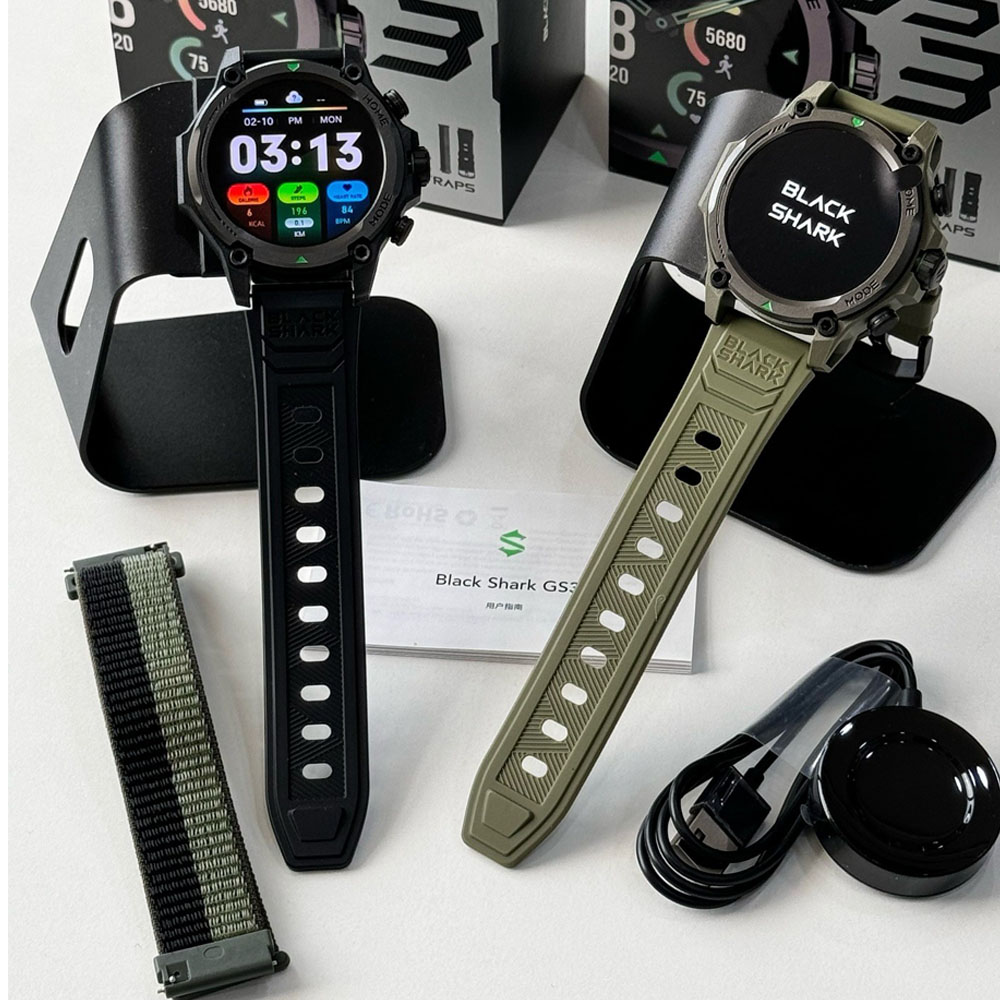 Dos relojes inteligentes Black Shark, uno negro y otro verde, con accesorios.
