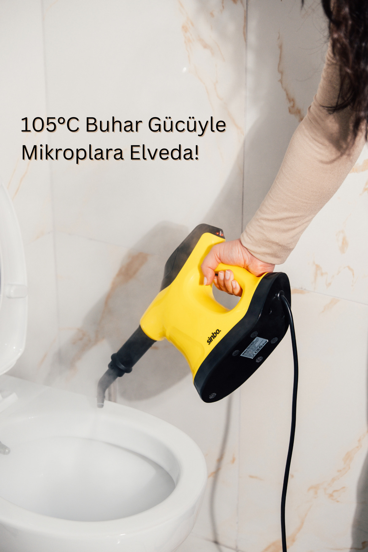 Sarı buharlı temizleyici beyaz tuvaleti temizliyor, buhar yükseliyor.