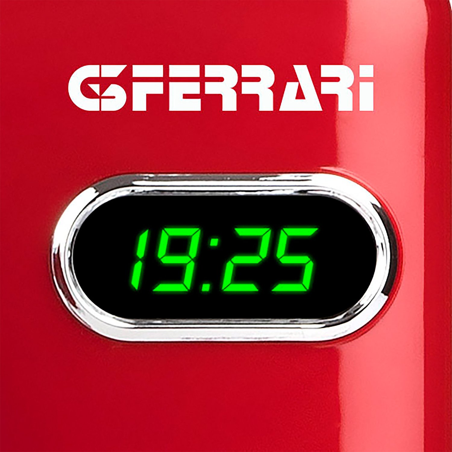 Beyaz Ferrari logosu ve 19:25 dijital saate sahip kırmızı kasa.