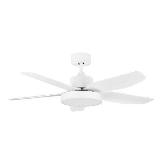 Un ventilatore da soffitto bianco con cinque pale  mostrato su sfondo bianco.