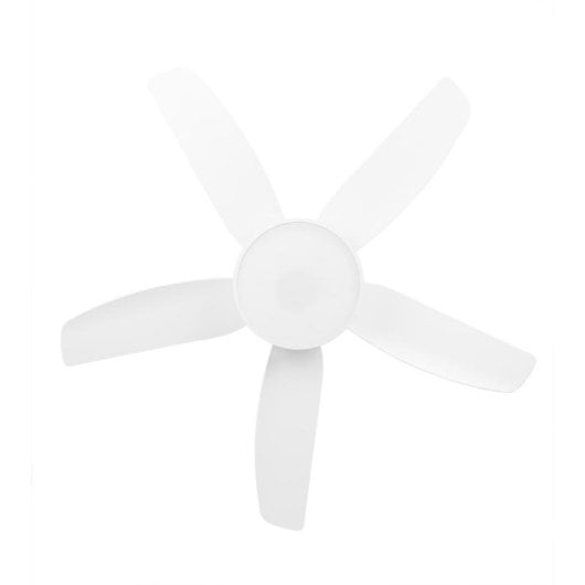 Un ventilatore da soffitto bianco a cinque pale su sfondo bianco.