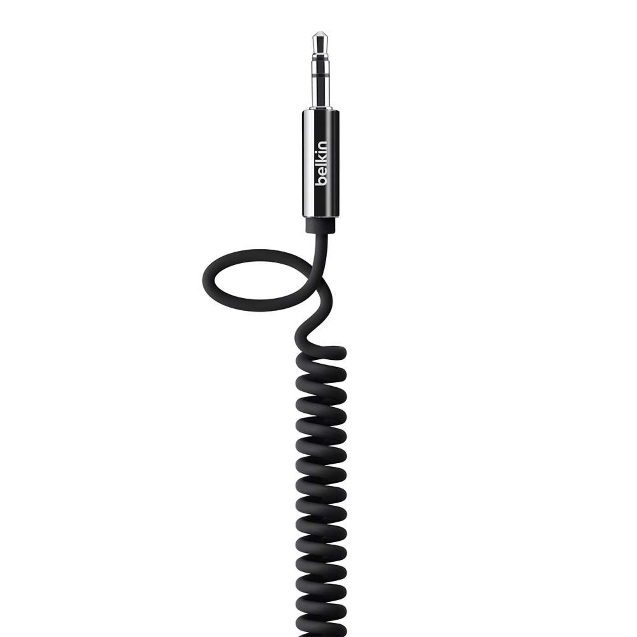 Un cable negro en espiral con un conector jack plateado de 3,5 mm con el logo de Belkin.