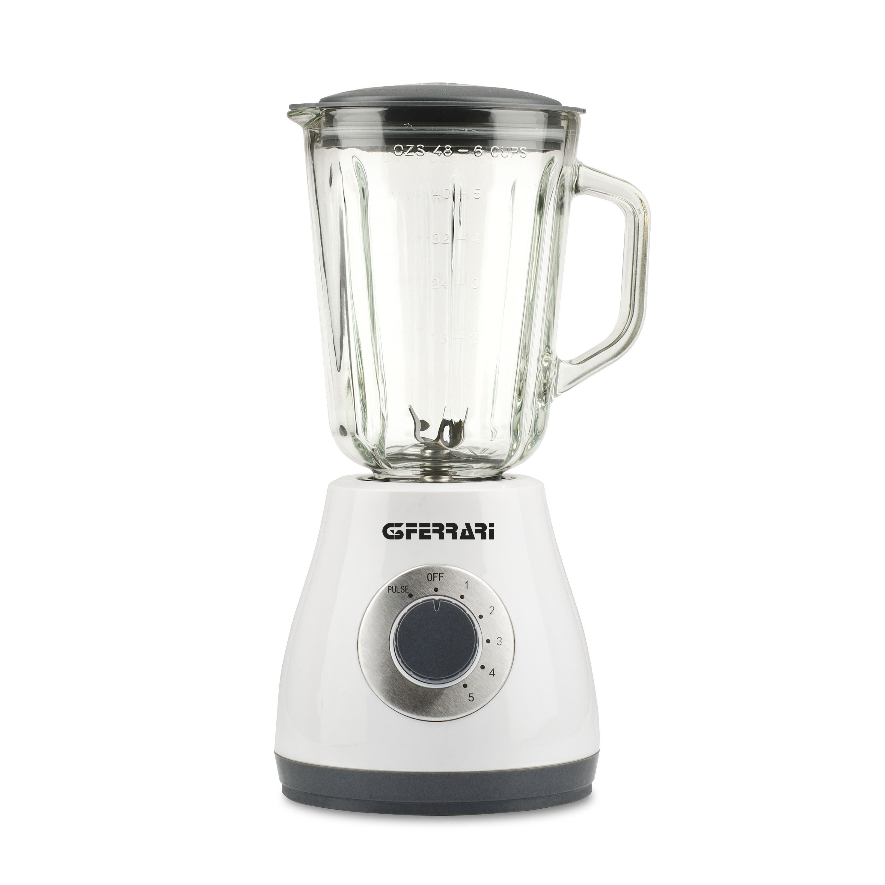 Cam hazne ve siyah kapaklı beyaz blender, beyaz arka planda duruyor.