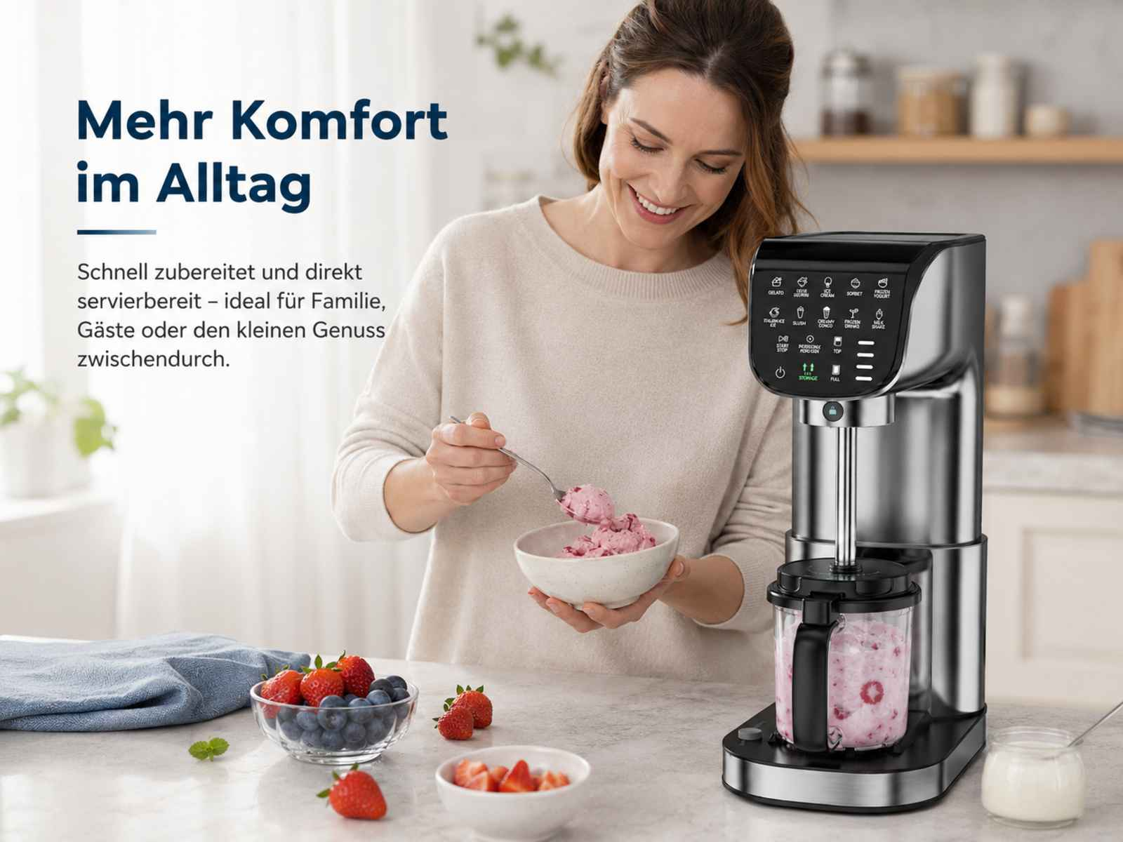 Frau lächelt und nimmt Eiscreme aus einer Eismaschine. Obst liegt auf dem Tisch.