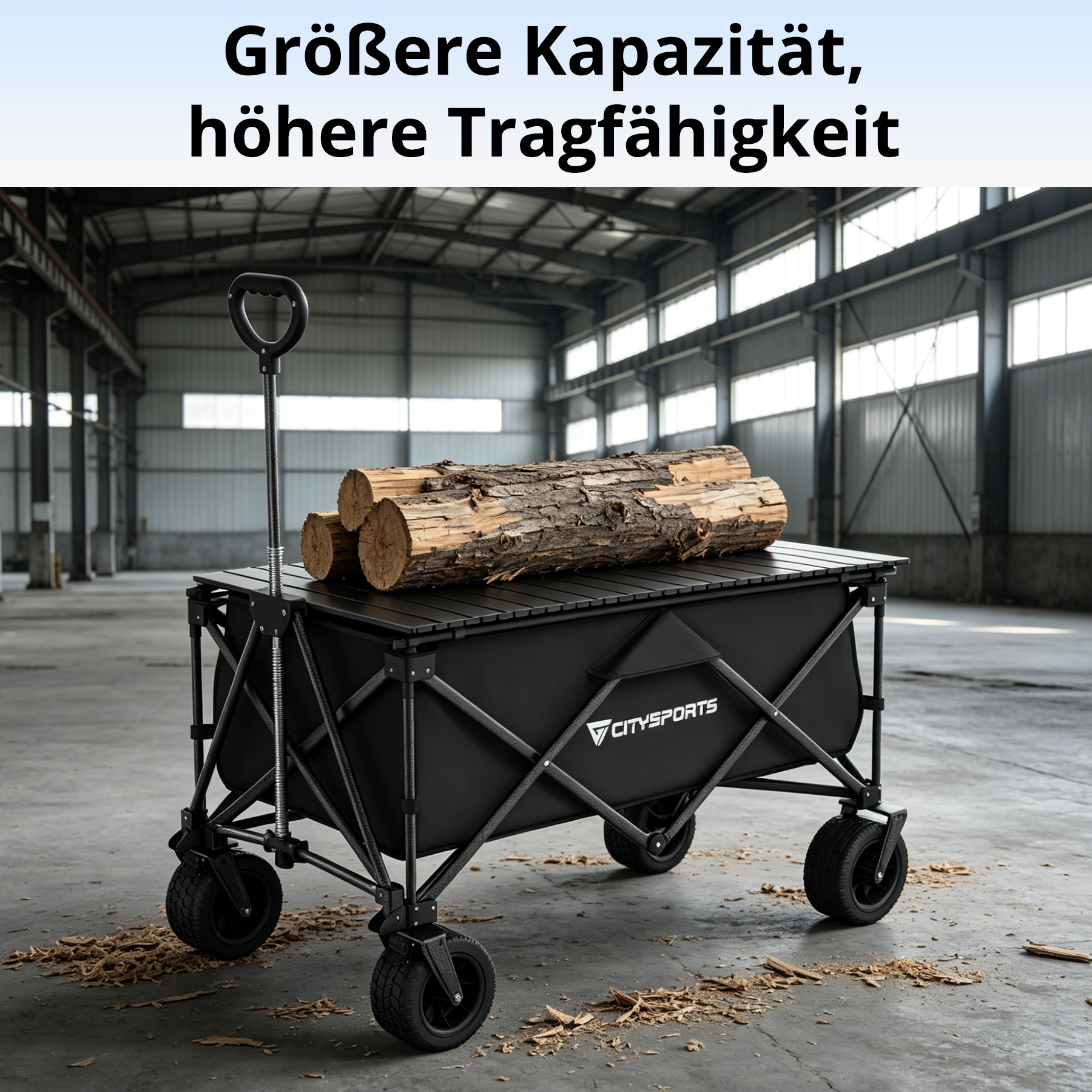 Schwarzer Bollerwagen mit Holzstämmen in einer Lagerhalle.