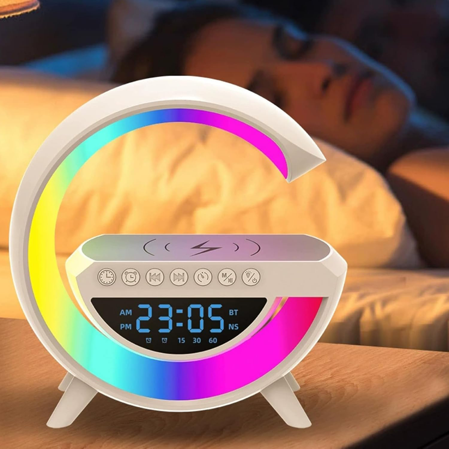 Una sveglia colorata che mostra le 23:05 dorme accanto a una persona a letto.