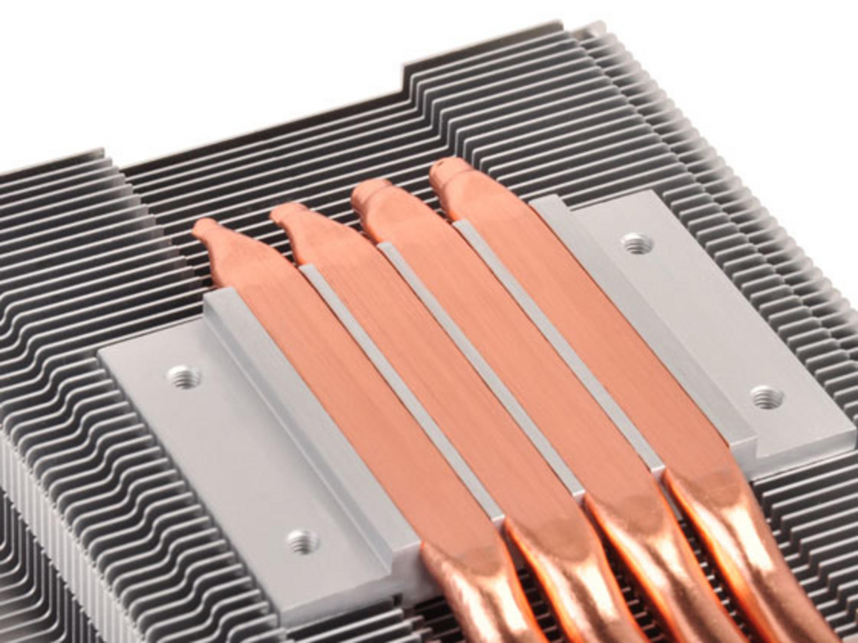 Dissipatore CPU con heatpipe in rame e alette in alluminio, primo piano.