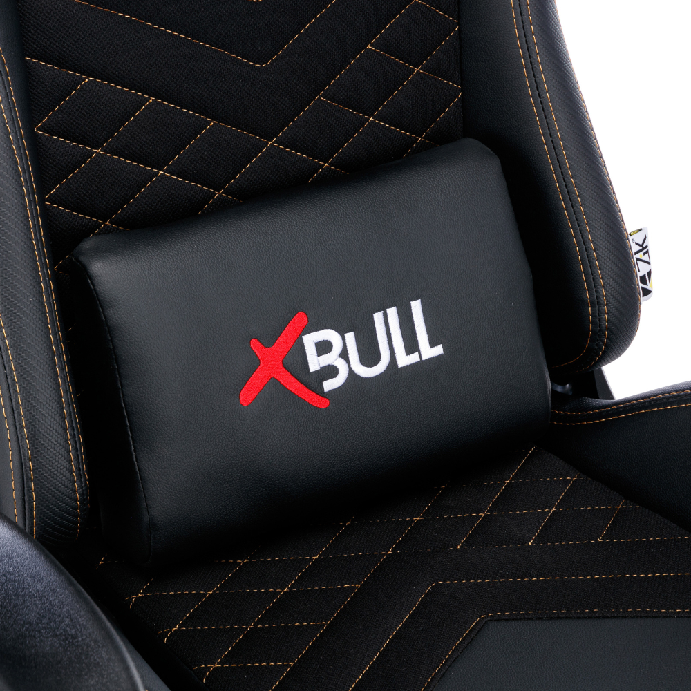 Poggiatesta sedia gaming nera con logo 'X' rossa e 'BULL' bianca. Cuciture a rombi.