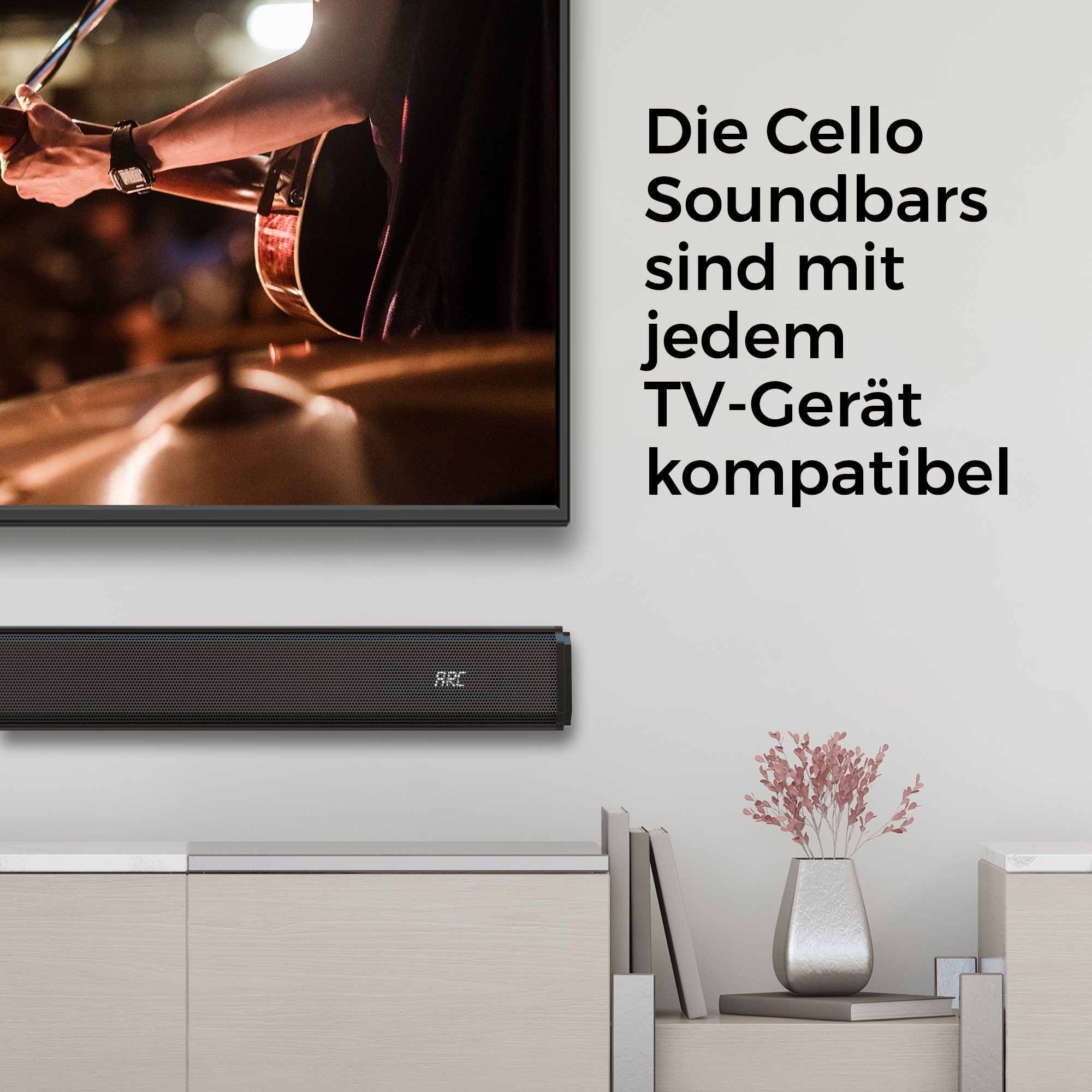 Ein Mann spielt Gitarre vor einem Fernseher, darüber eine Soundbar.