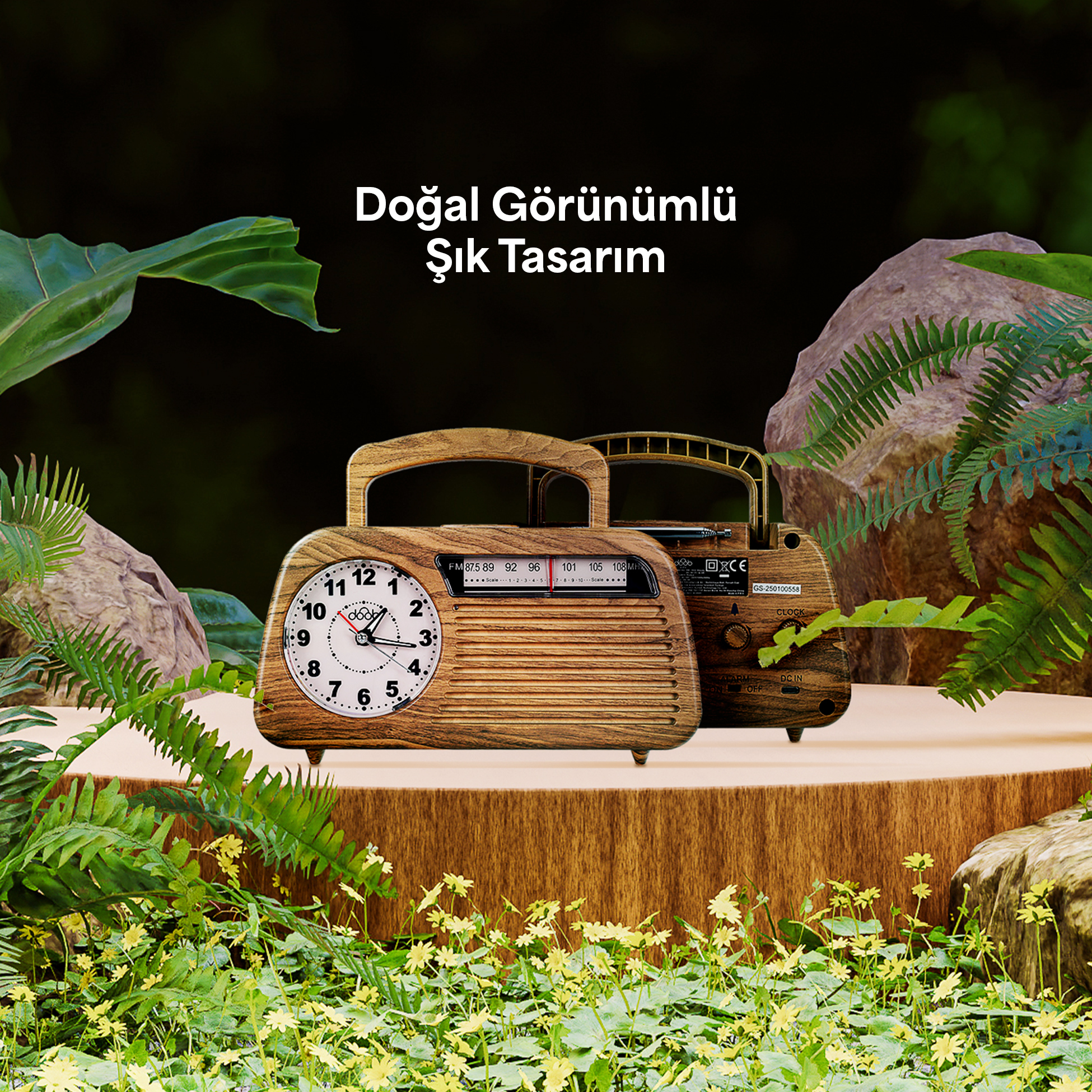 Ahşap radyo, saat ve anten, yemyeşil doğada sergileniyor.
