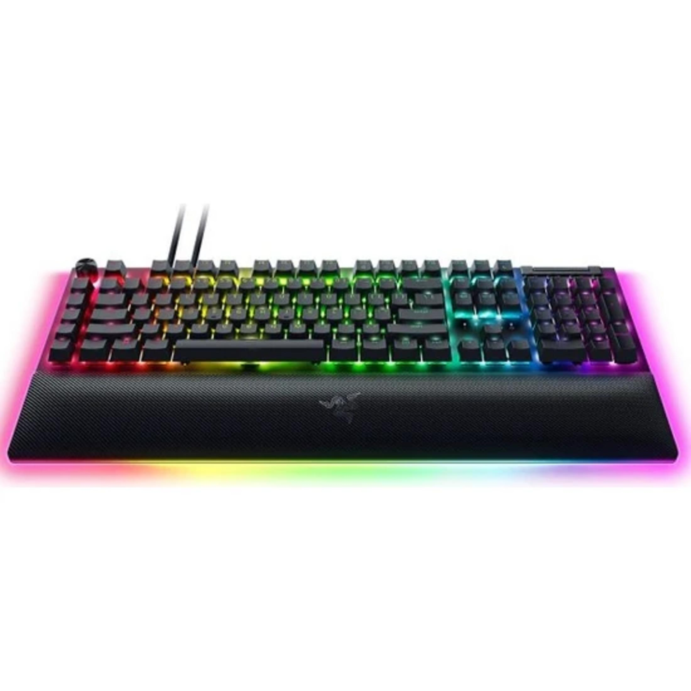 Beyaz arka plan üzerinde RGB aydınlatmalı siyah klavye.