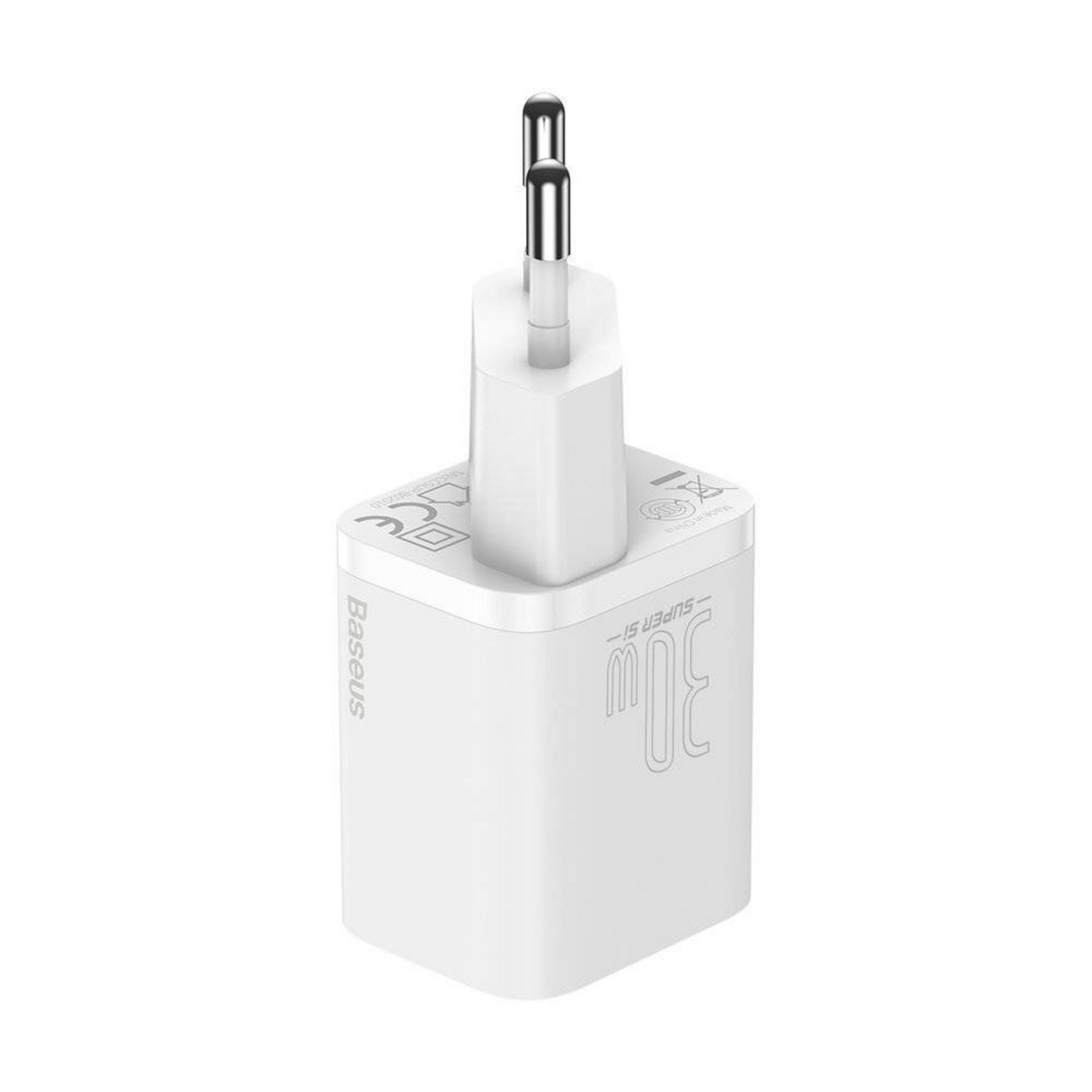 Un cargador USB-C blanco de 30W de Baseus con dos clavijas plateadas.