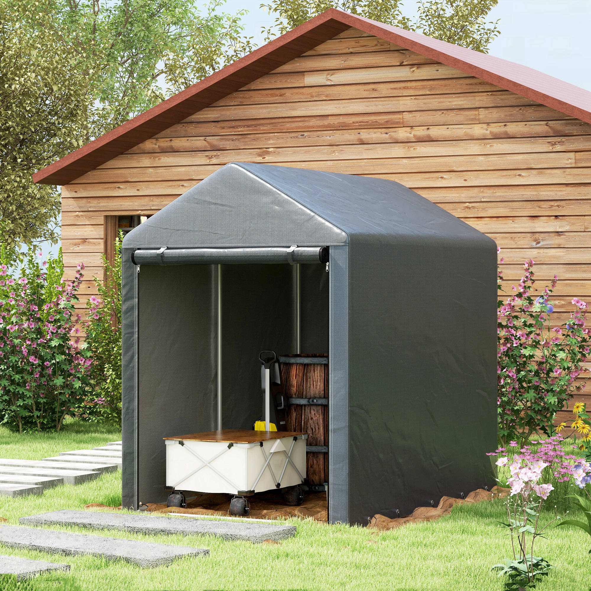 Una tenda grigia con pavimento in legno e un carrello all'interno, davanti a una casa di legno.