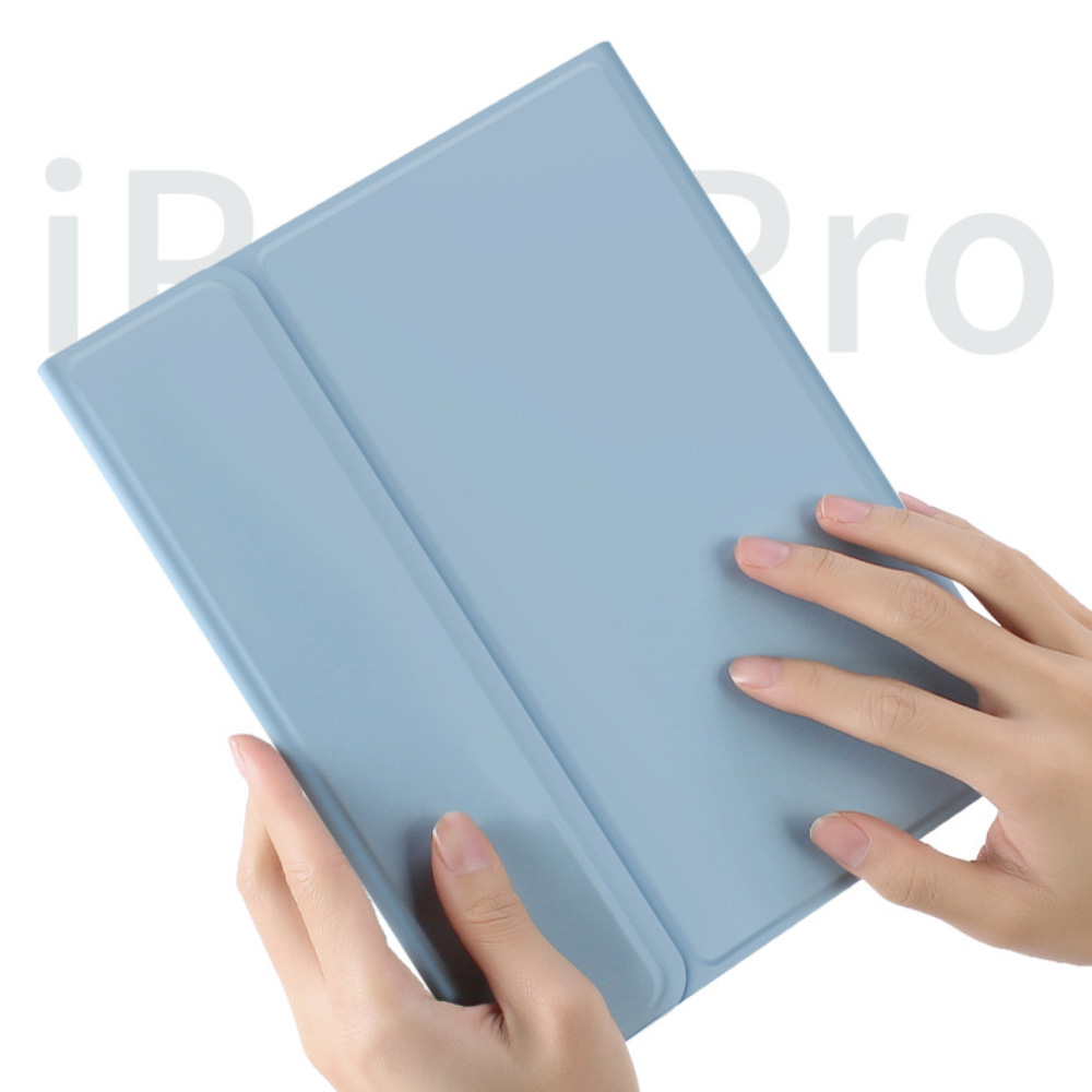 Blaue Tablet-Hülle wird von Händen gehalten.