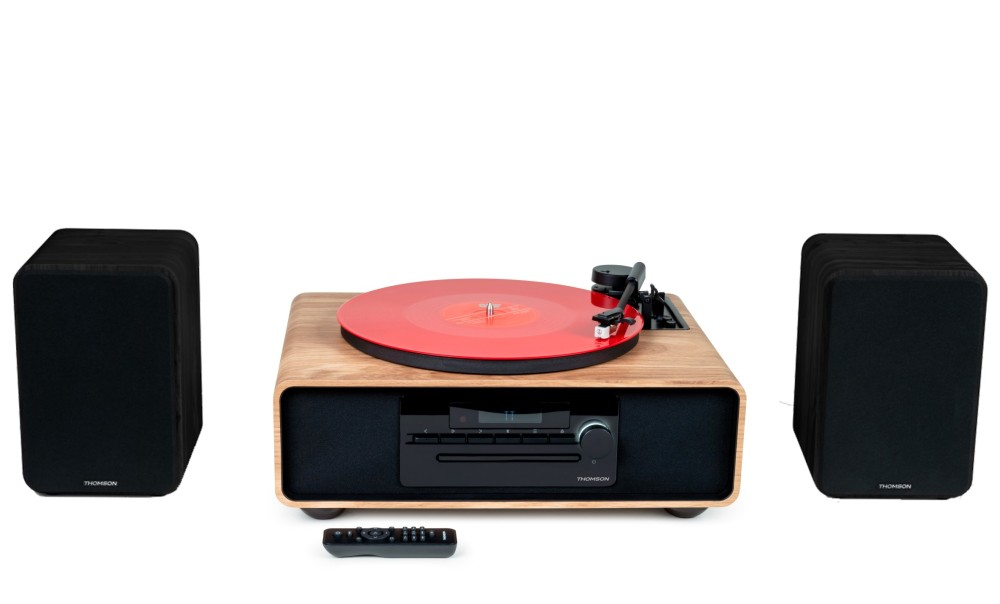 Gramofon z czerwoną płytą, dwoma czarnymi głośnikami i pilotem.