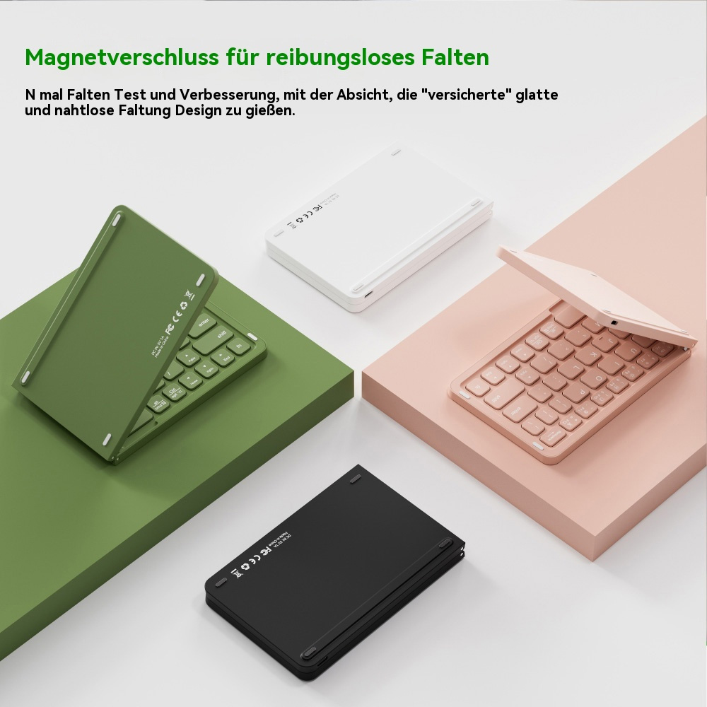 Drei faltbare Tastaturen in Grün, Rosa und Schwarz auf farbigen Podesten.