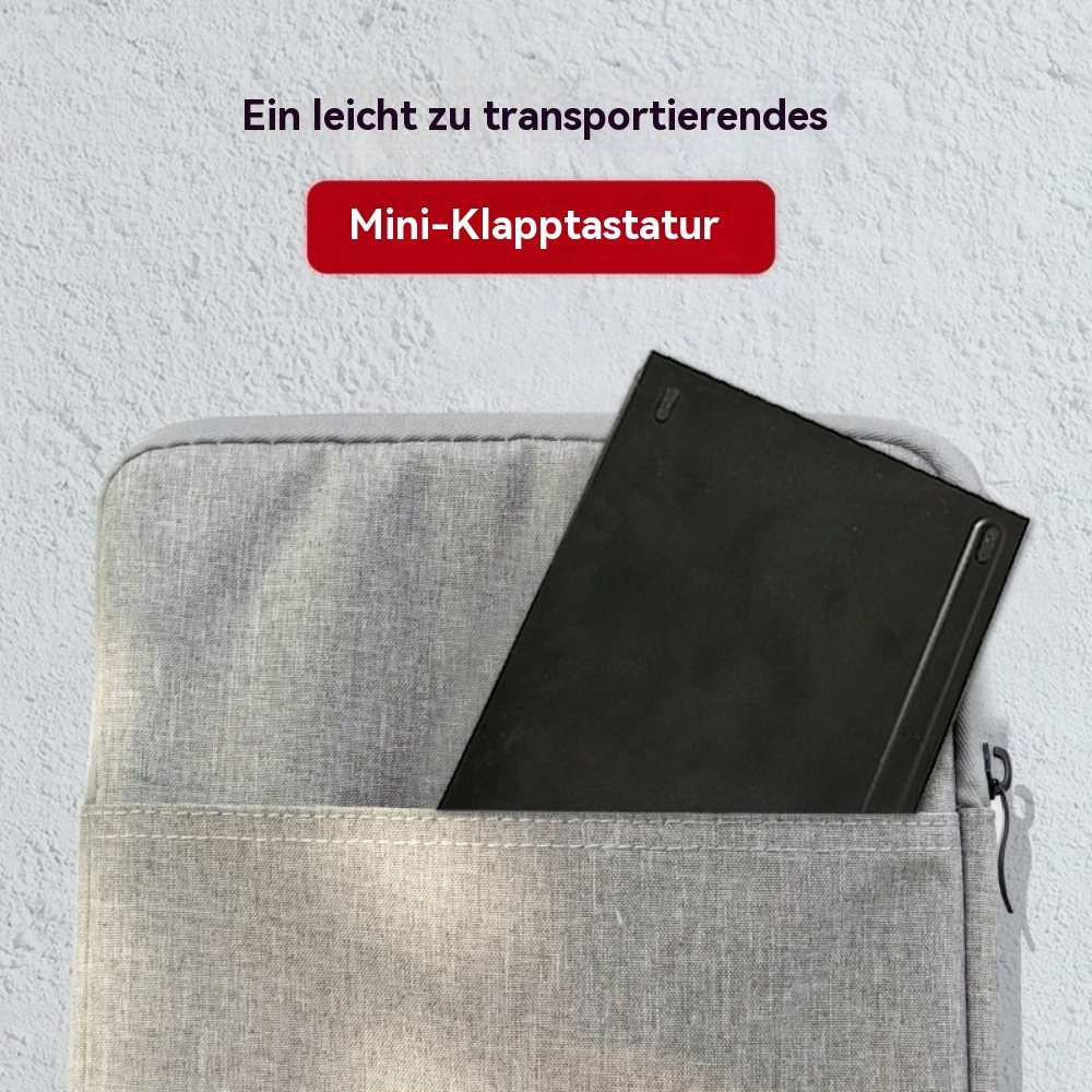 Eine schwarze Mini-Klapptastatur steckt in einer grauen Stofftasche.