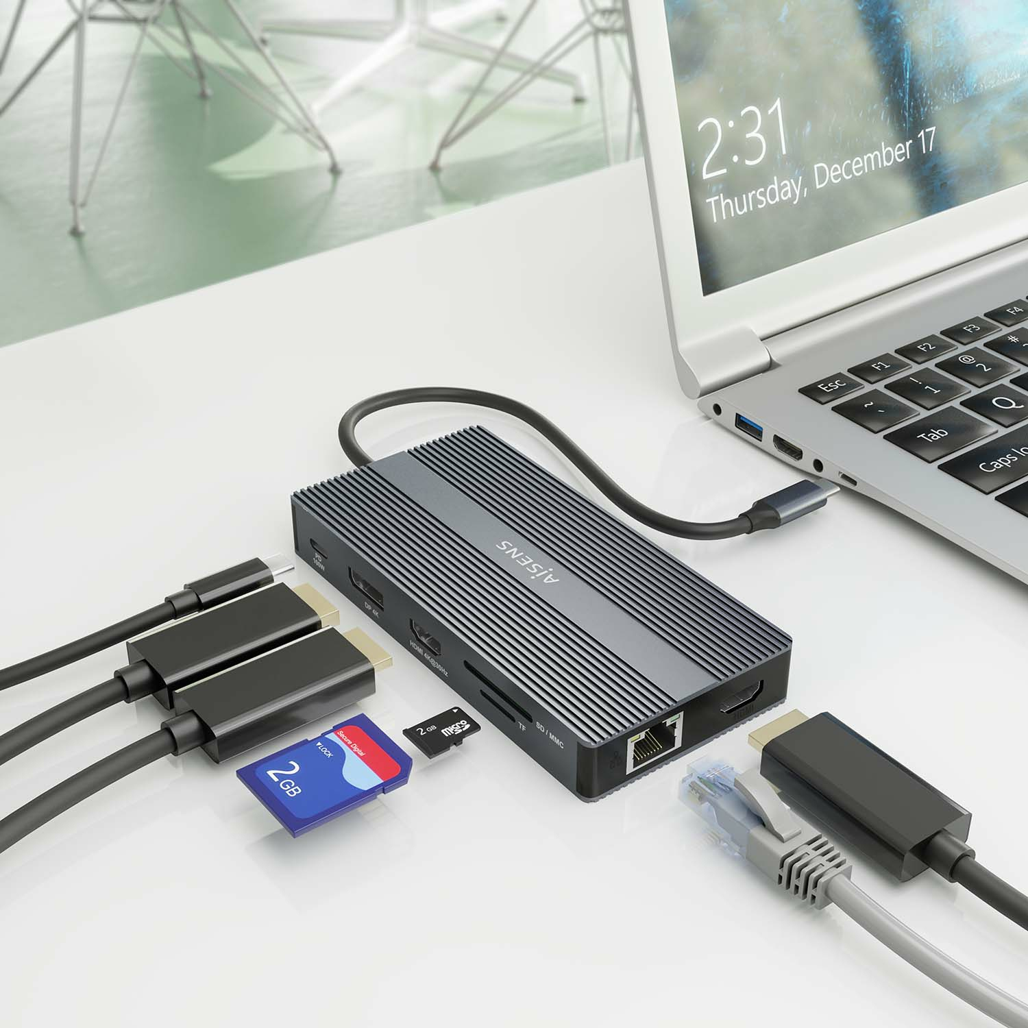 Ein USB-C-Hub mit Laptop, SD-Karten und Ethernet-Kabel.
