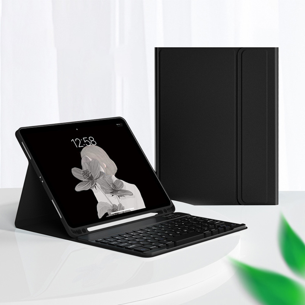 Ein schwarzes Tablet mit Tastaturständer und einer Grafik einer Frau mit Blumen auf dem Bildschirm.