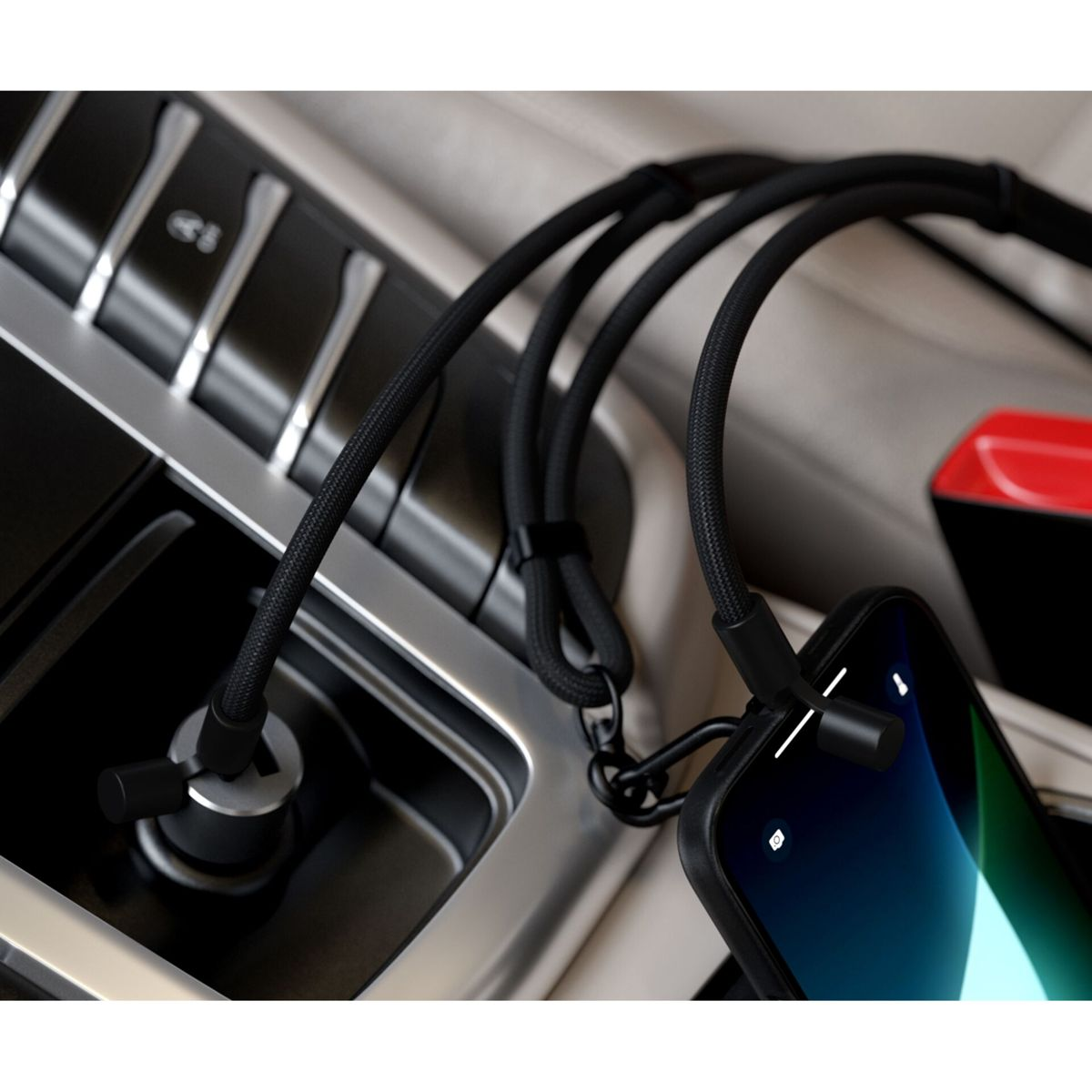 Ein schwarzes Ladekabel mit Anhänger ist an ein Smartphone angeschlossen und in einem Auto eingesteckt.