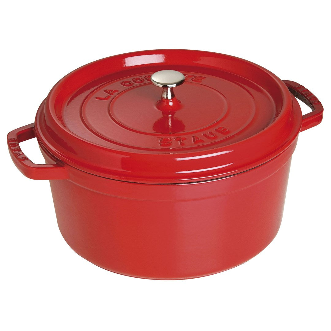 Ein roter Gusseisentopf mit Deckel und silbernem Griff, auf weißem Hintergrund.