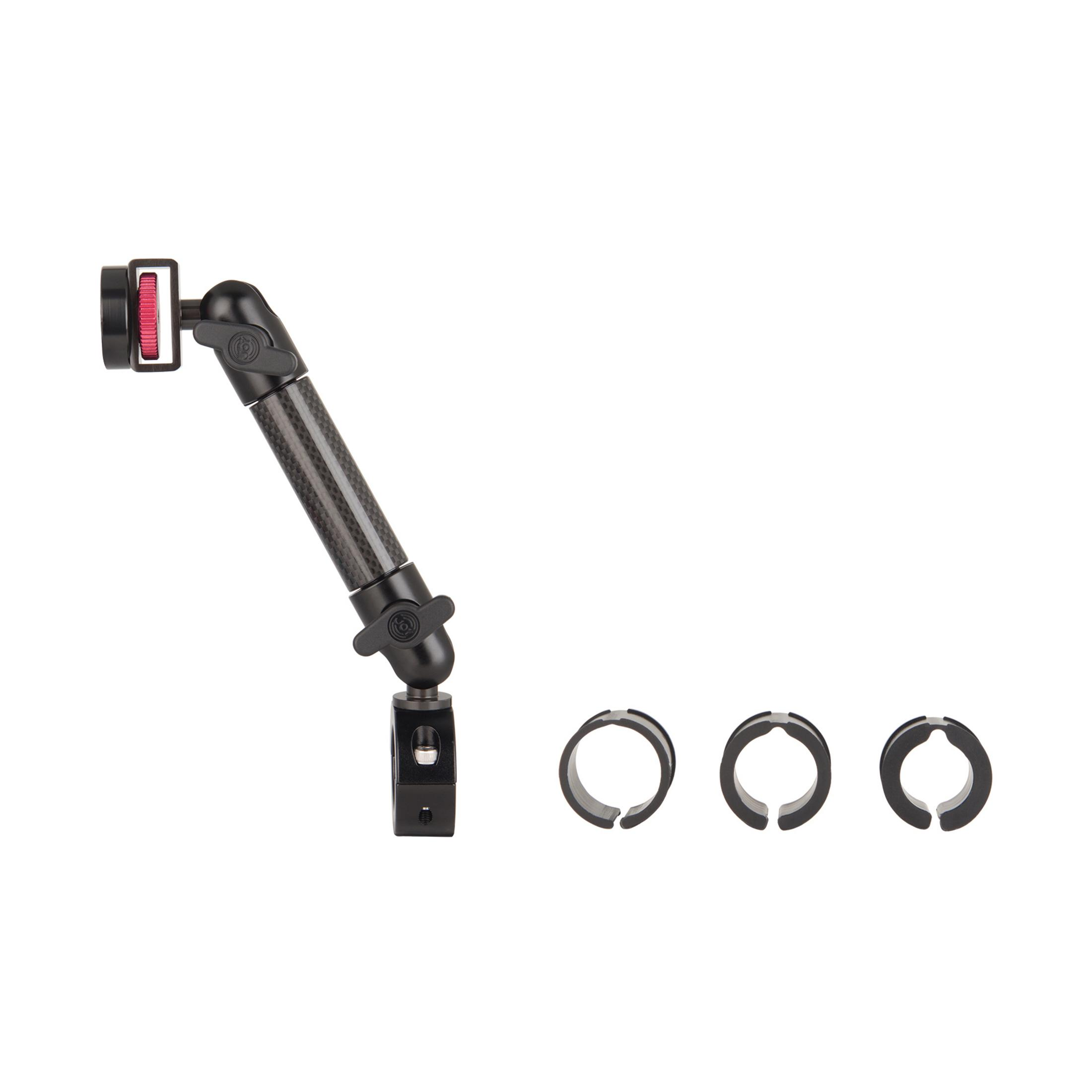 Ein Carbon-Arm mit Klemme und drei Ringen auf weißem Hintergrund.