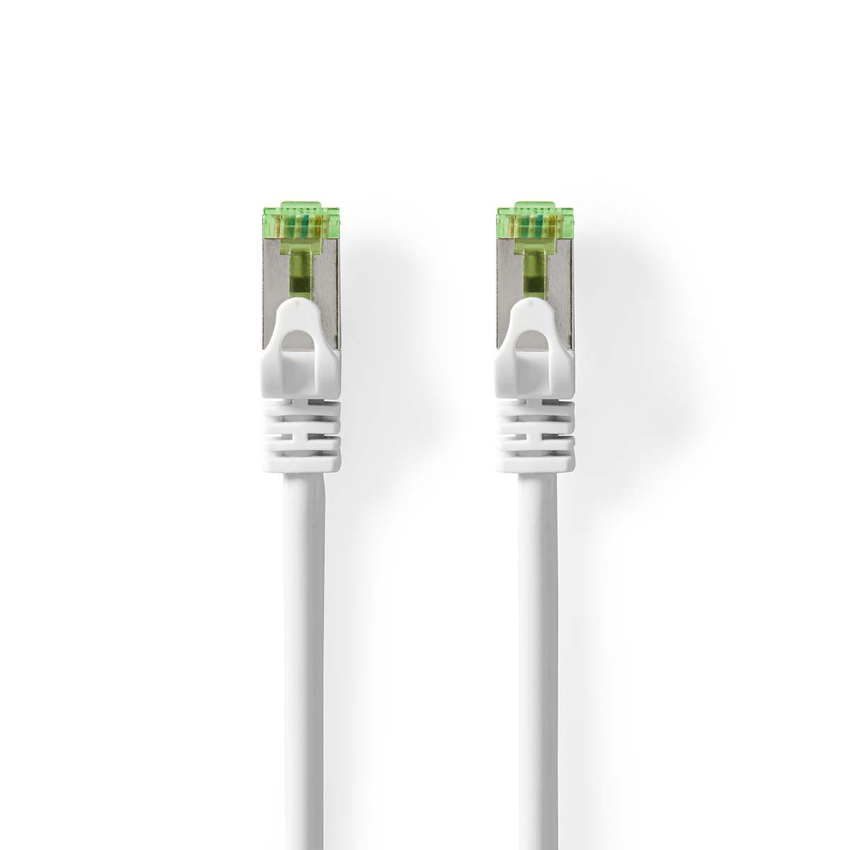 Zwei weiße Ethernet-Kabel mit silbernen Steckern und grünen Akzenten auf weißem Grund.