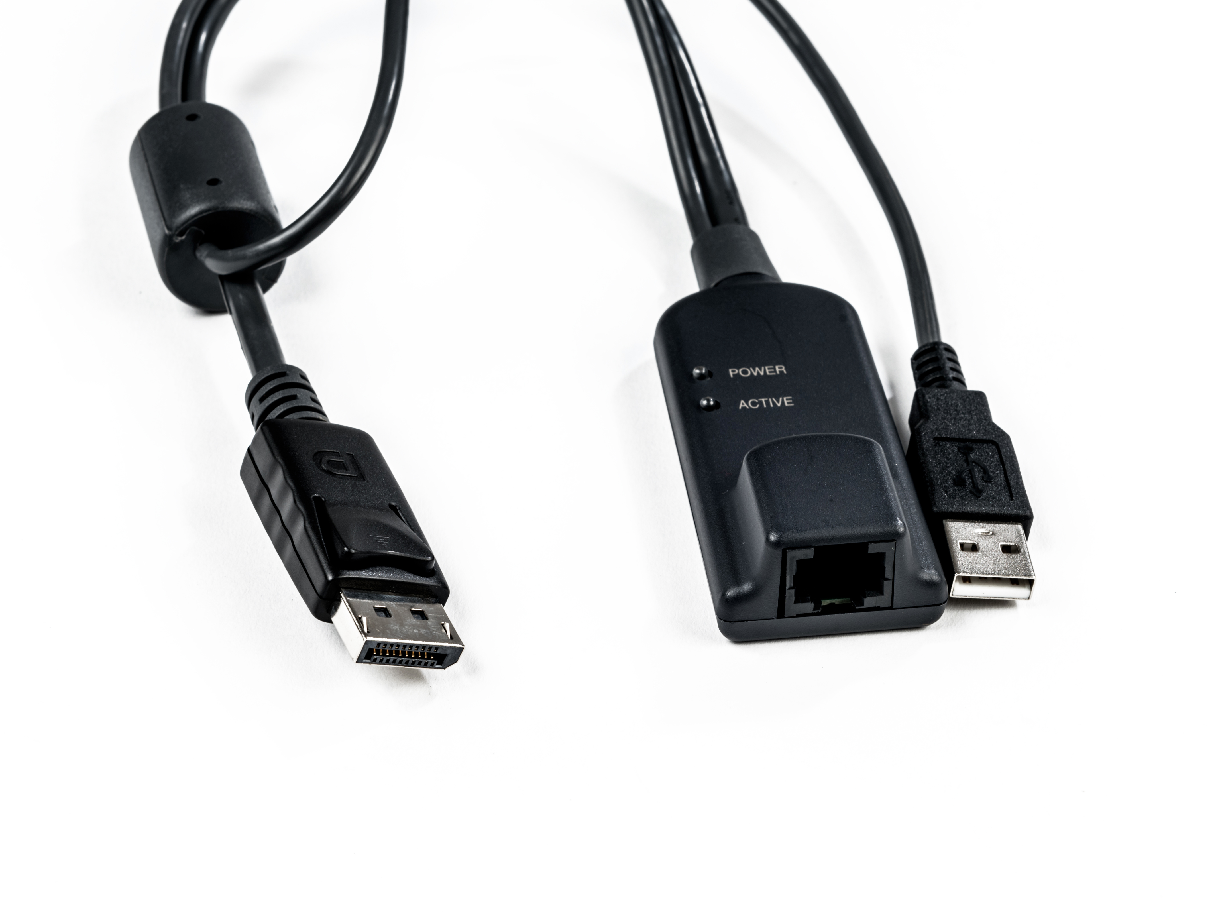 Schwarzes Kabel mit DisplayPort-, USB-A- und Ethernet-Anschlüssen auf weißem Hintergrund.