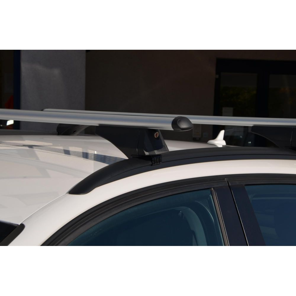 Silberne Dachträger auf einem weißen Autodach montiert. Schwarze Halterungen befestigen Träger an Dachreling.