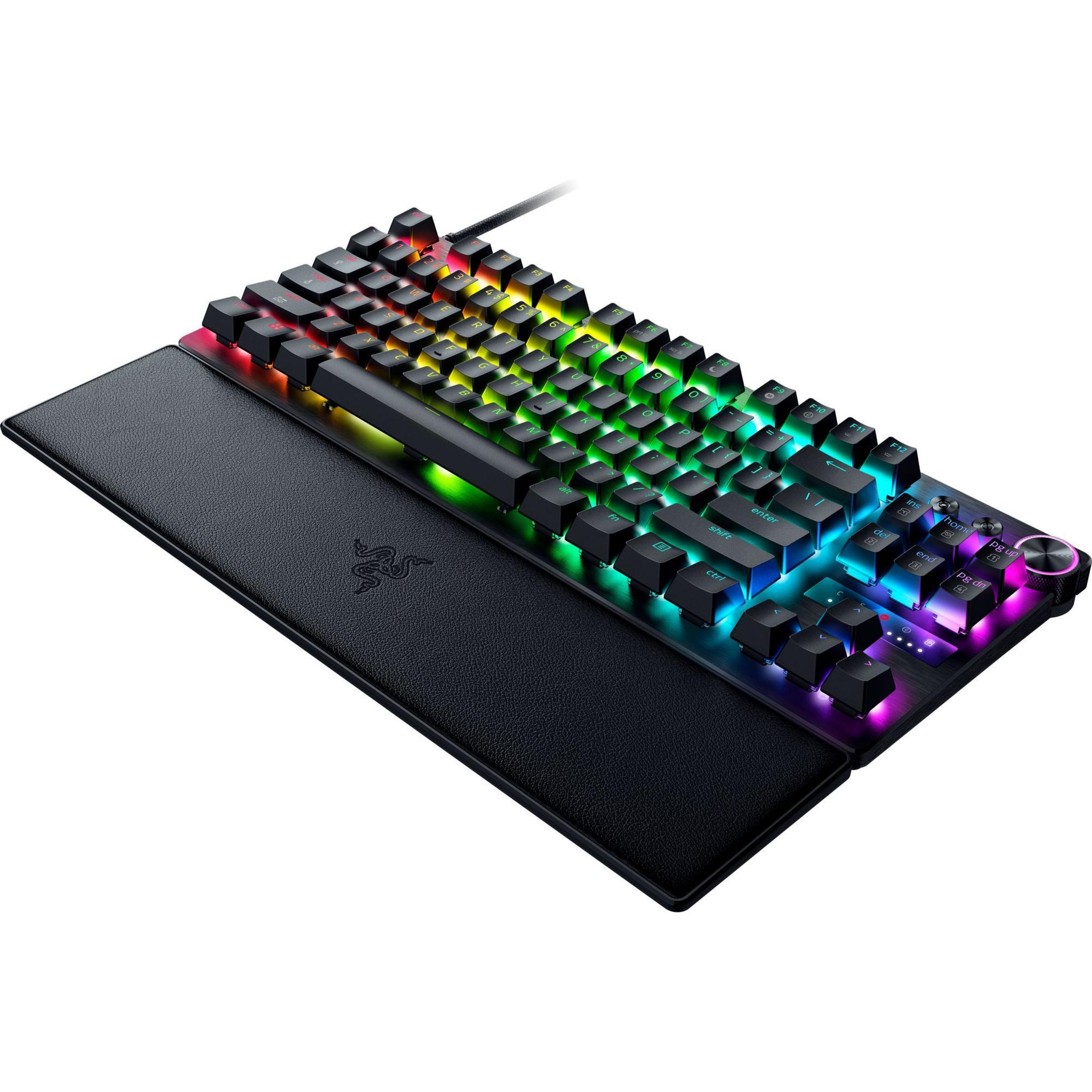 Tastiera nera con illuminazione RGB e poggiapolsi, su sfondo bianco.