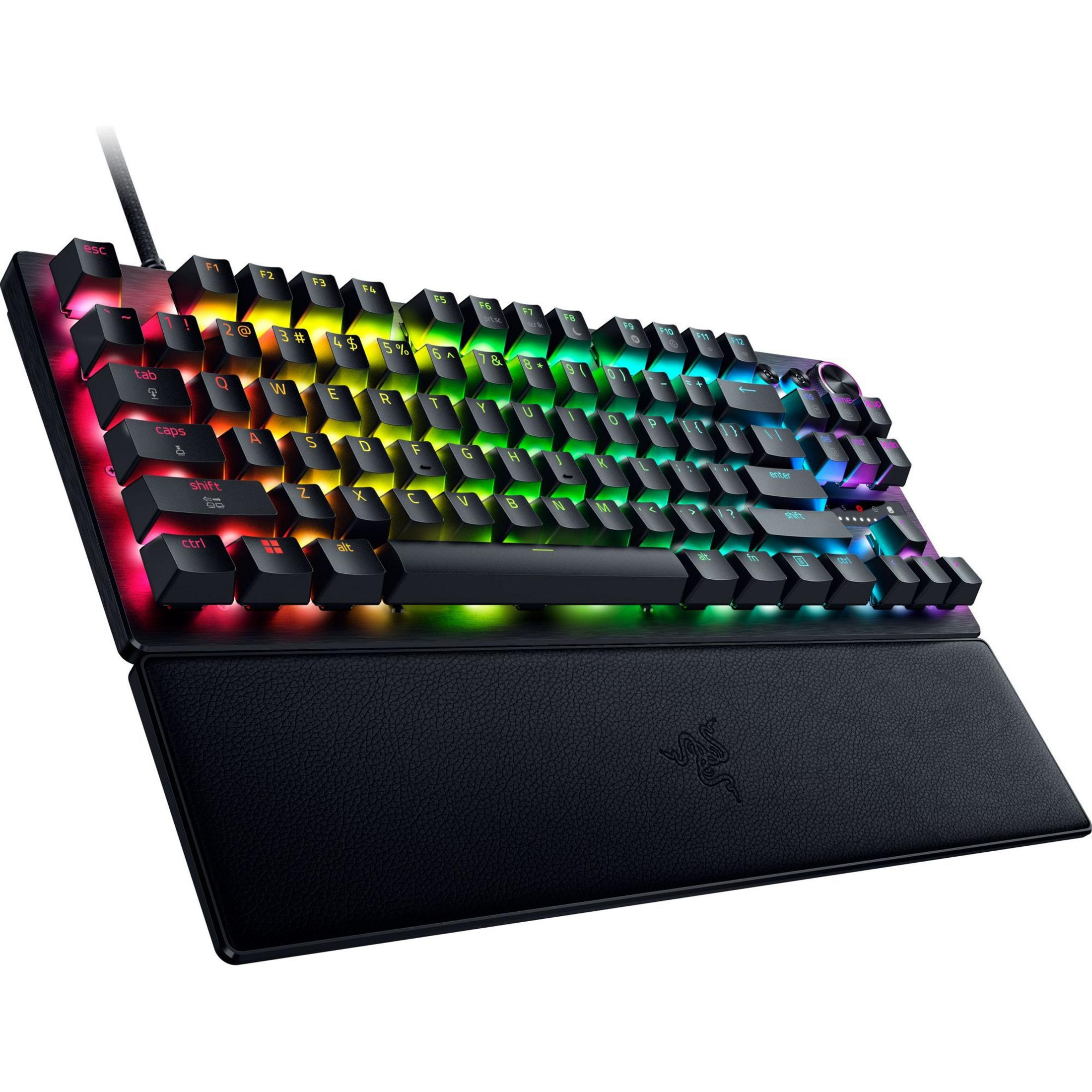 Tastiera nera con illuminazione RGB e poggiapolsi, vista dettagliata.