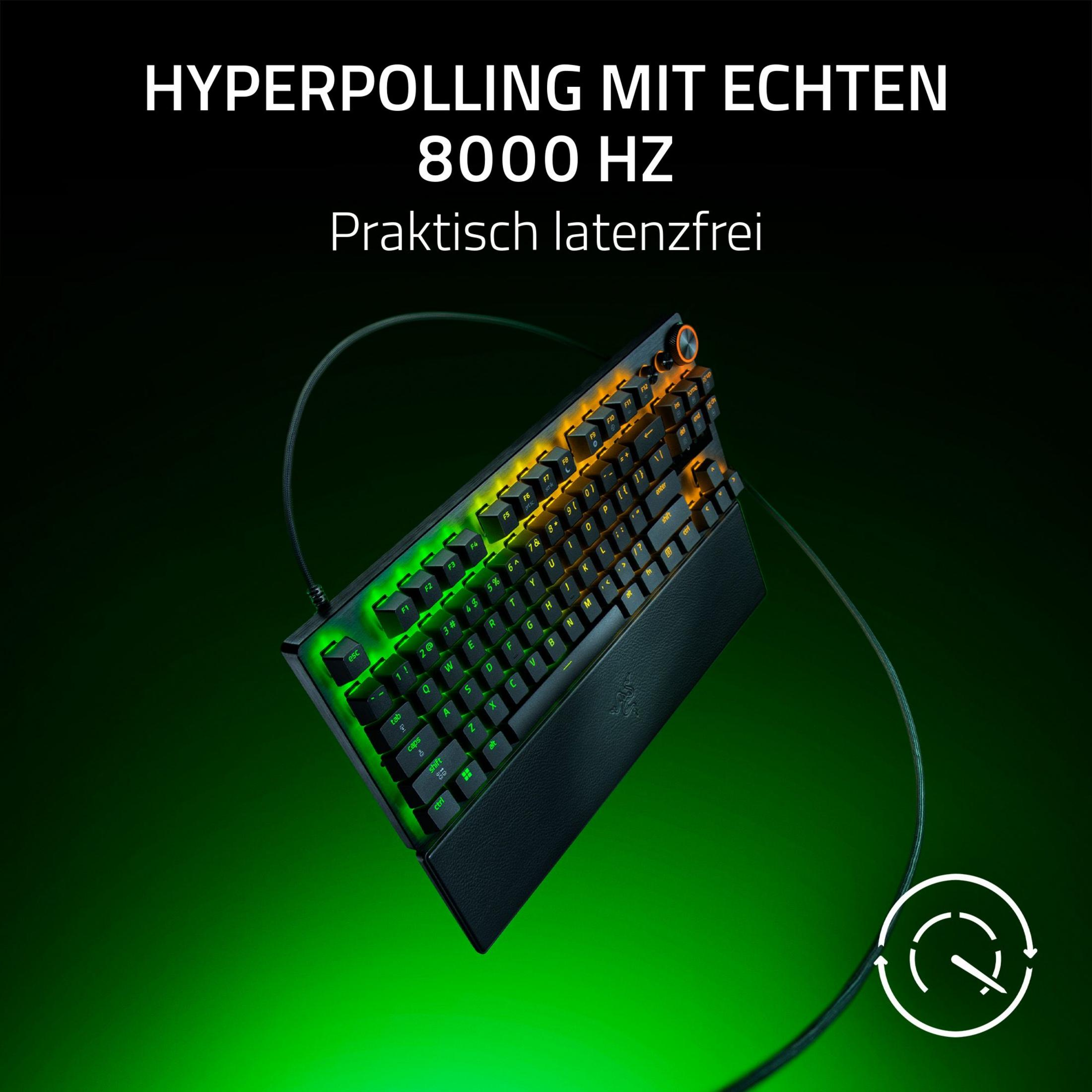 Una tastiera nera con illuminazione RGB e poggiapolsi.