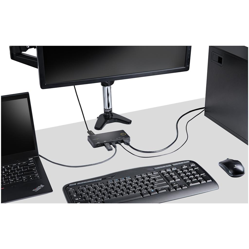 Ein Computer-Setup mit Laptop, Monitor, Tastatur, Maus und einem schwarzen Hub.