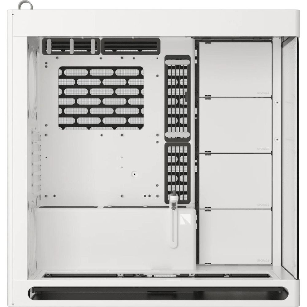 Ein weißes Computergehäuse mit Speicherplätzen und Lüftungsschlitzen.